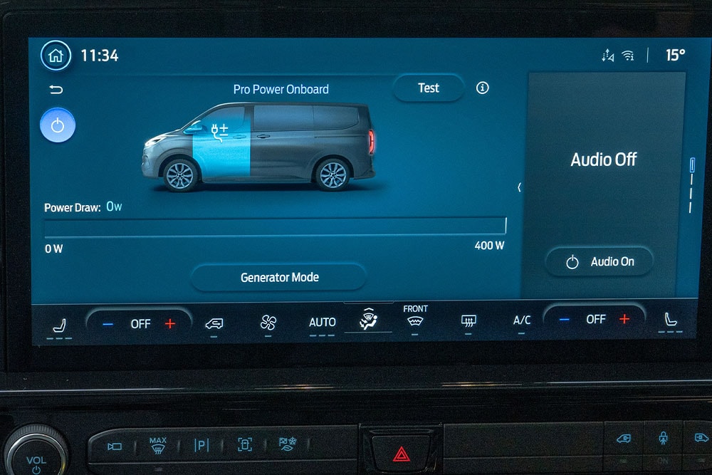 Ecranul panoului de bord al Ford E-Tourneo Custom afișează sistemul Pro Power Onboard, controlând puterea de ieșire.
