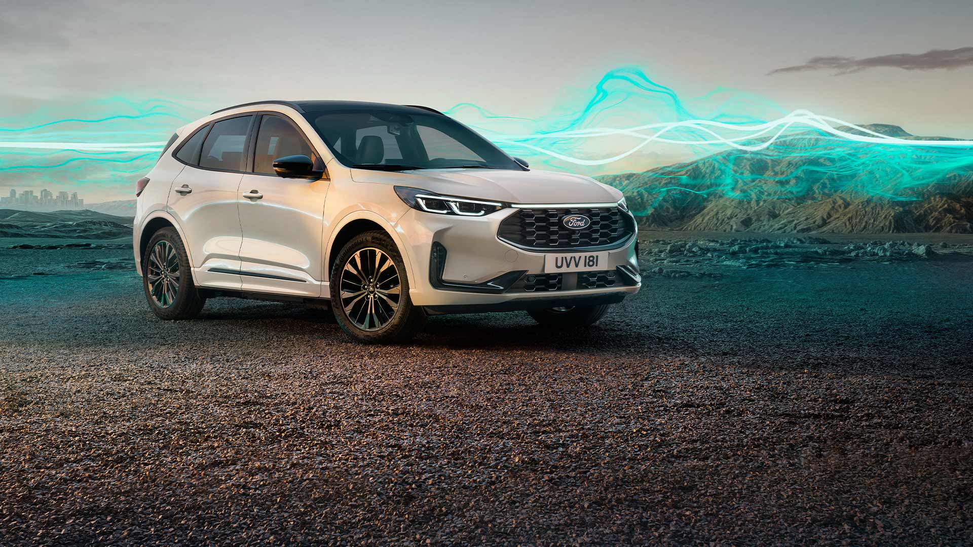 Modelul Kuga Sound Edition Metropolis White, parcat, cu grafică cu unde sonore verzi în fundal.