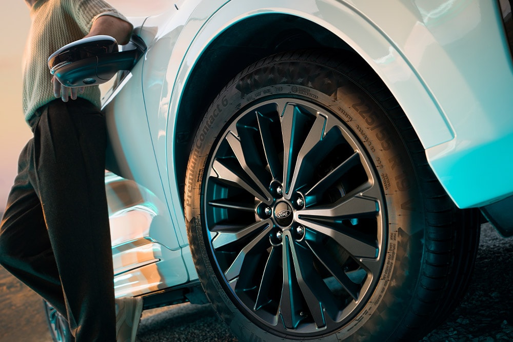 Un prim-plan roții cu jantă din aliaj de 19" pentru Ford Kuga Sound Edition.