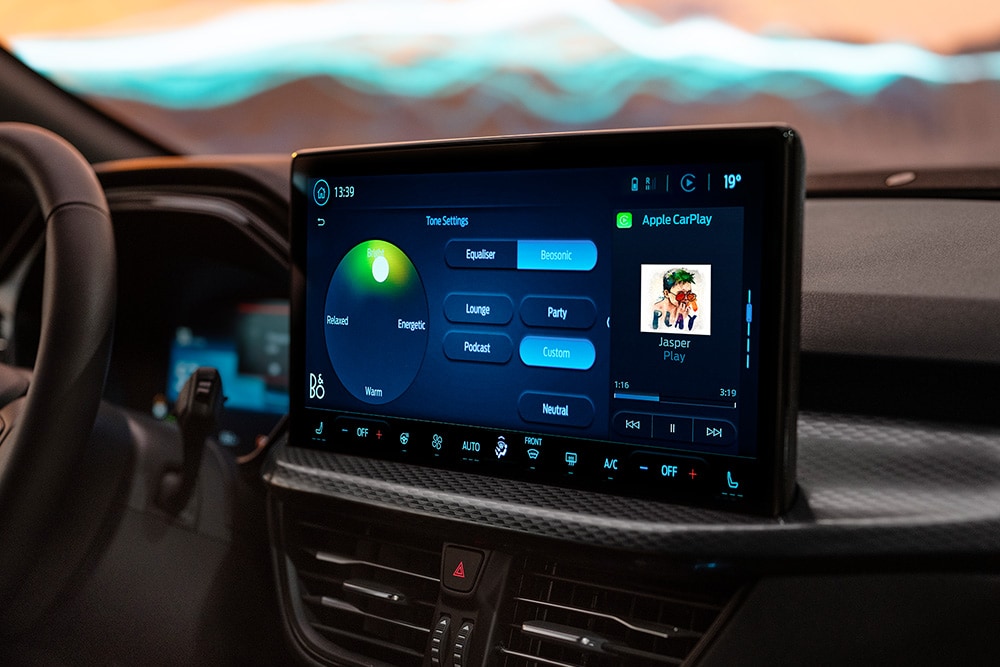 Un prim-plan al sistemului de infotainment cu ecran tactil mare, cu B&amp;O Beosonic în Ford Puma Gen-E Sound Edition.