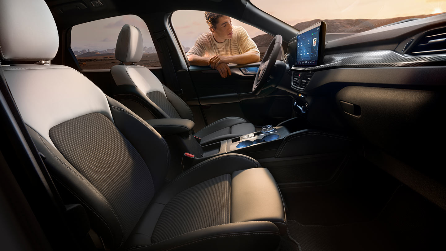 Interiorul Ford Kuga Sound Edition ce prezintă tapițeria exclusivă ale scaunelor față.