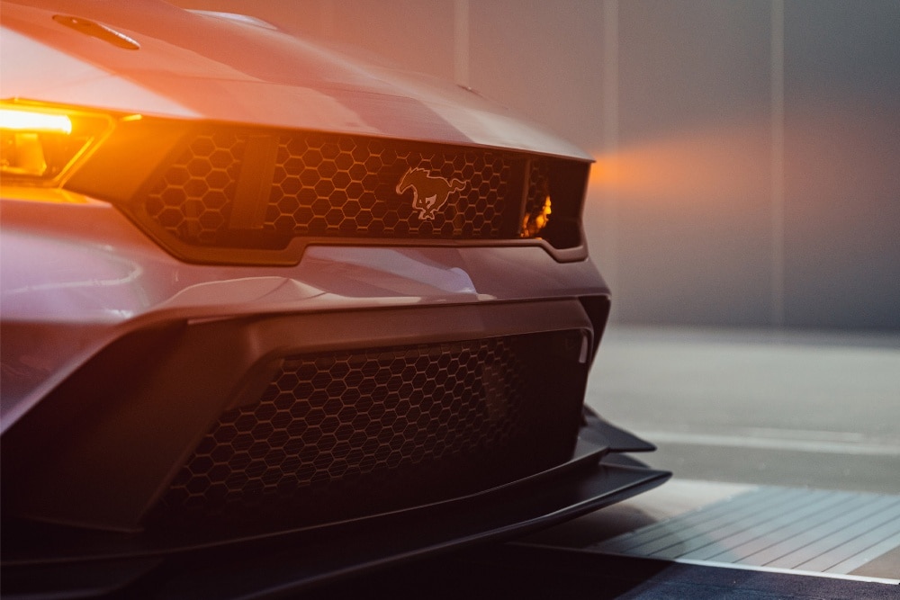 Ford Mustang GTD cu suspensie coborâtă și faruri aprinse