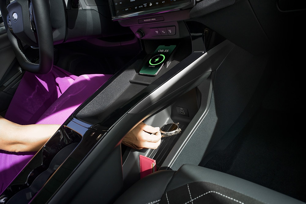 Prim-plan care prezintă încărcarea wireless și compartimentul de depozitare din noul model Ford Puma Gen-E®. 