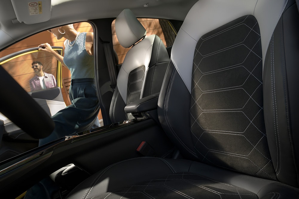 Prim-plan cu scaunele ergonomice în culorile negru și gri din interiorul modelului Ford Puma Gen-E® electric.