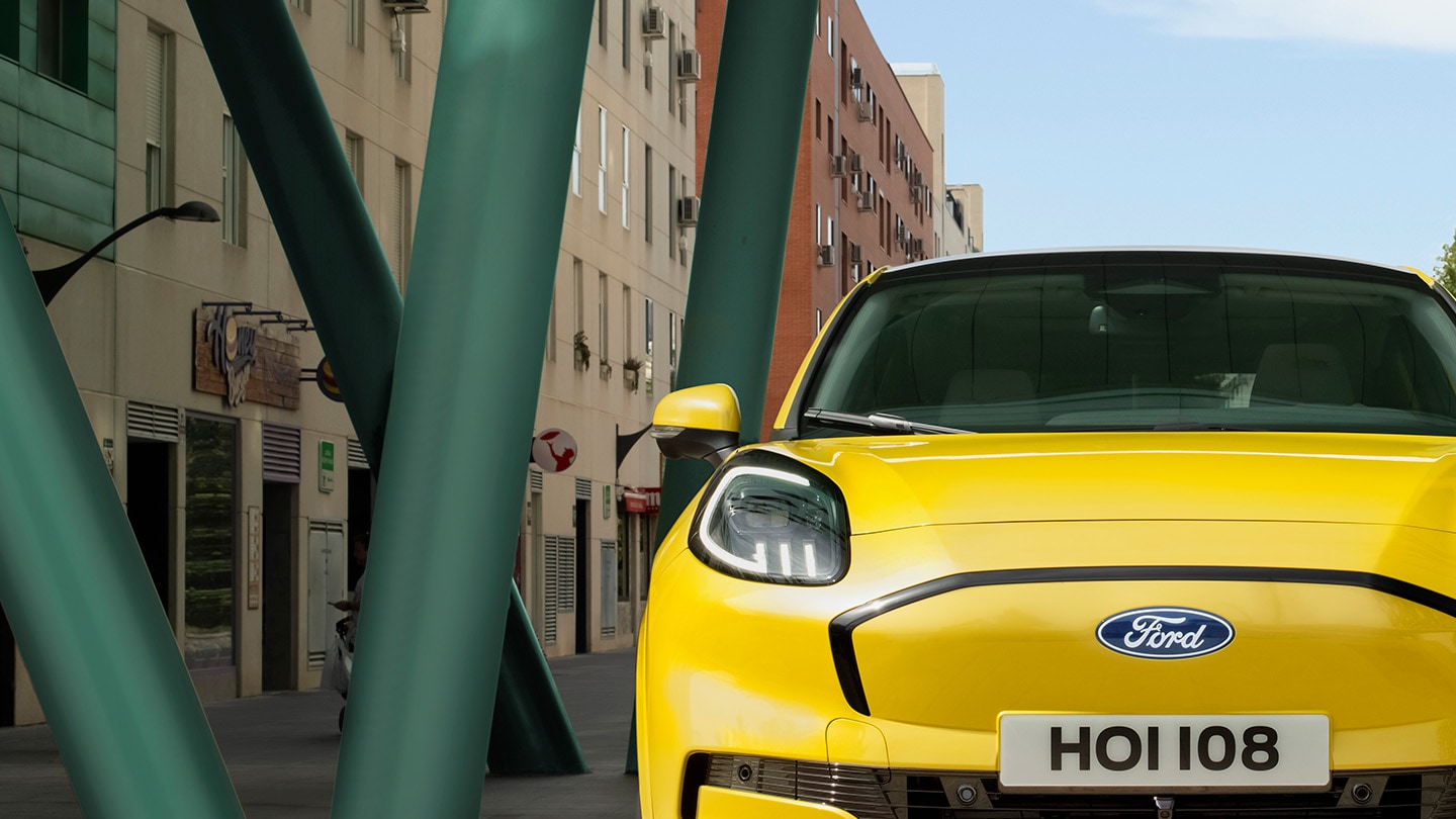 Un prim-plan cu partea din față a noului model Ford Puma Gen-E® de culoare galben.
