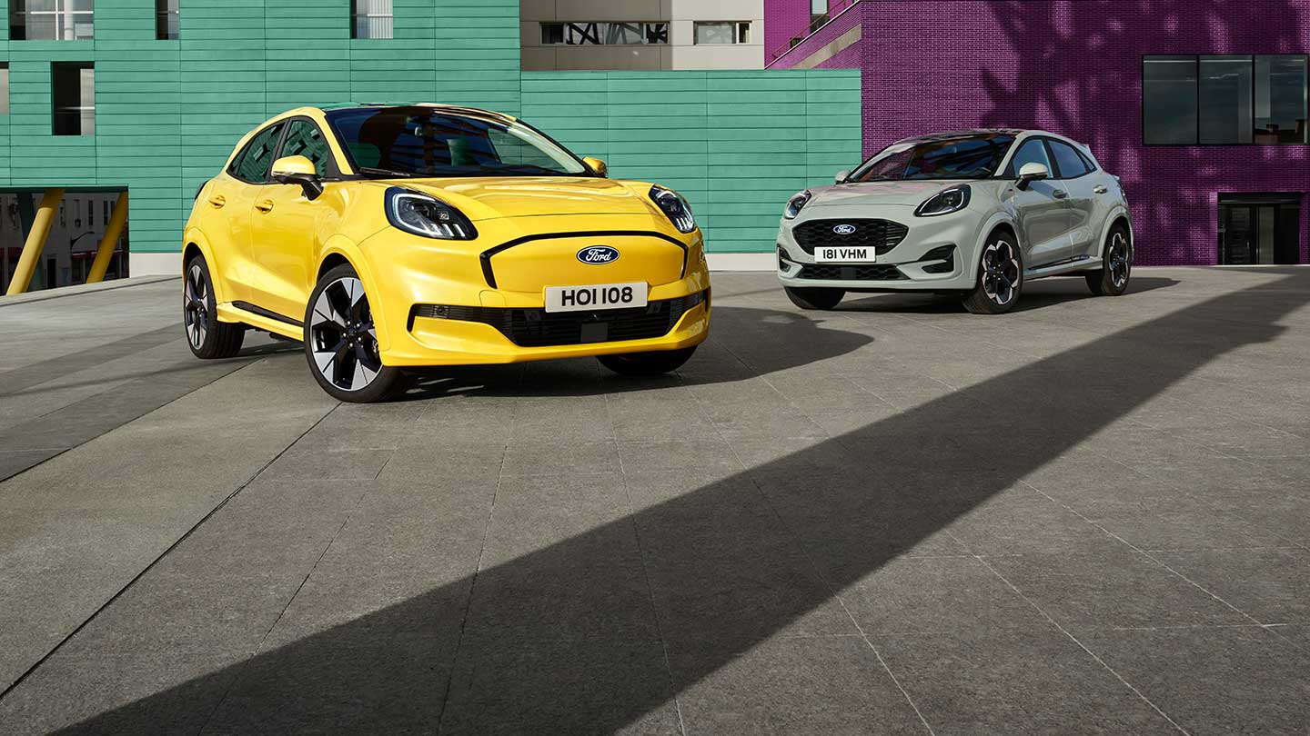 Un vehicul Ford Puma Gen-E® electric, galben, parcat lângă un model Ford Puma® EcoBoost® gri, cu motor pe benzină. 