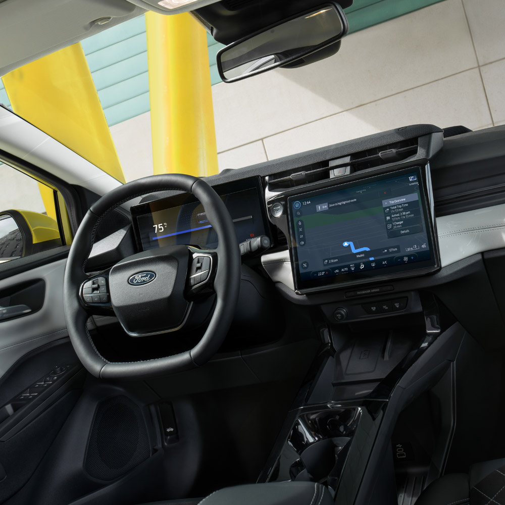 Interior cu noul Ford Puma Gen-E®, care prezintă ecranul mare tactil și sistemul de navigație prin satelit conectat la cloud.