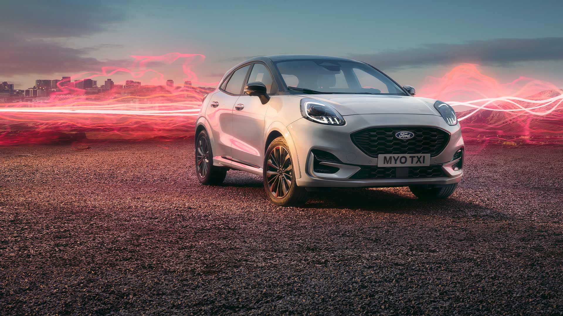 Modelul Ford Puma Sound Edition alb, parcat, cu grafică cu unde sonore roșii în fundal.