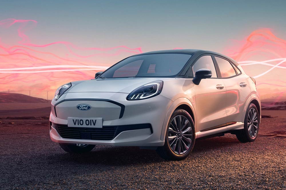 Modelul Ford Puma Gen-E Sound Edition alb, parcat, cu grafică cu unde sonore roșii în fundal.