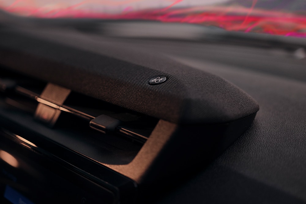 Un prim-plan al boxei și al logoului sistemului de sunet premium B&amp;O din interiorul Ford Puma Sound Edition.