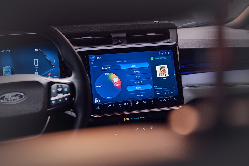 Un prim-plan al sistemului de infotainment cu ecran tactil mare, cu B&amp;O Beosonic în Ford Puma Gen-E Sound Edition.
