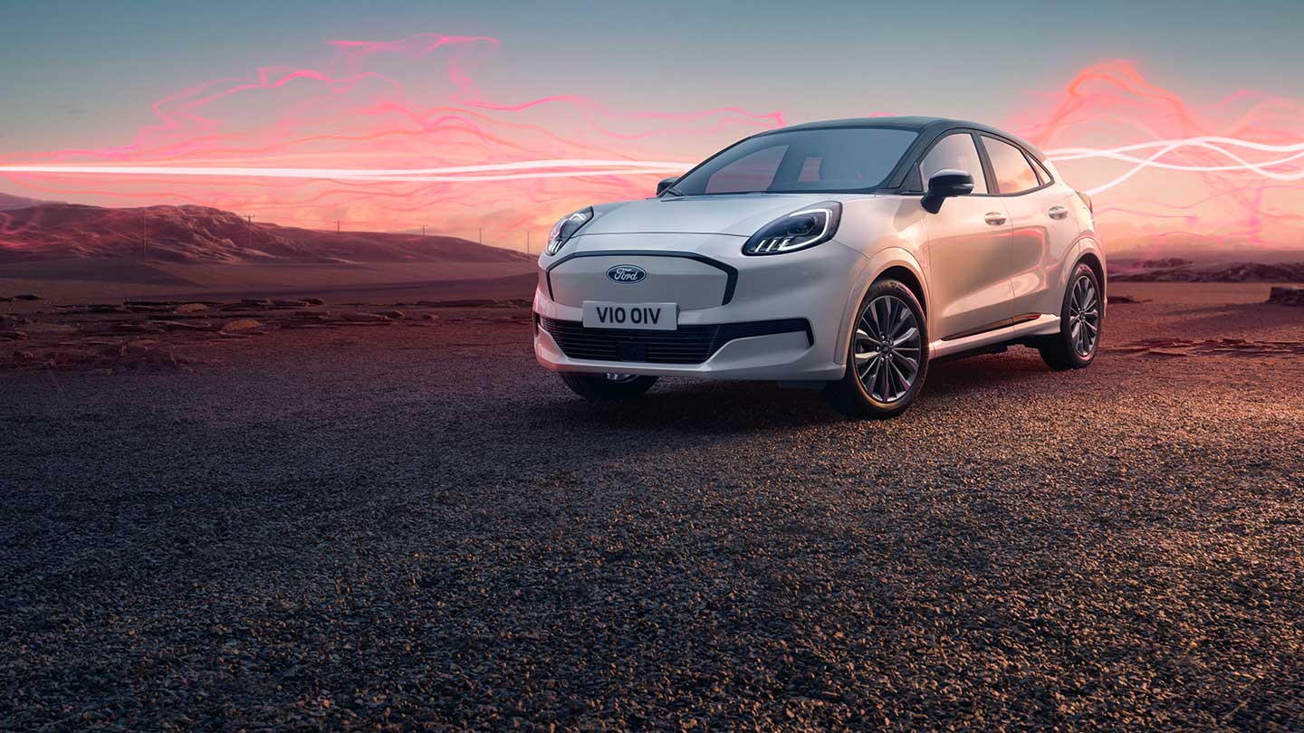 Modelul Ford Puma Gen-E Sound Edition alb, parcat, cu grafică cu unde sonore roșii în fundal.