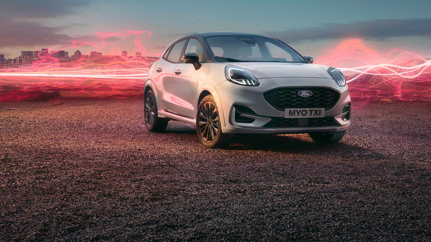 Modelul Ford Puma Sound Edition alb, parcat, cu grafică cu unde sonore roșii în fundal.