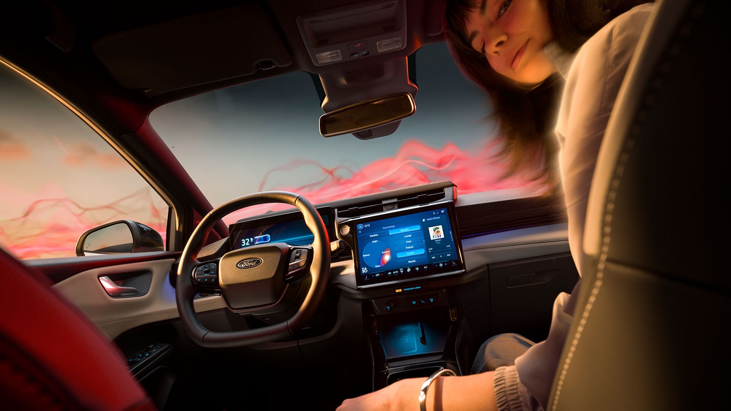 Interiorul Ford Puma Gen-E Sound Edition cu o femeie așezată pe scaunul pasagerului.