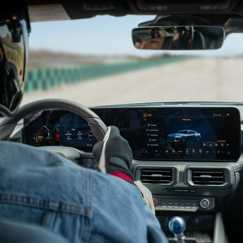 Interiorul unui model Ford Mustang afișând datele de monitorizare pe ecranul tactil SYNC