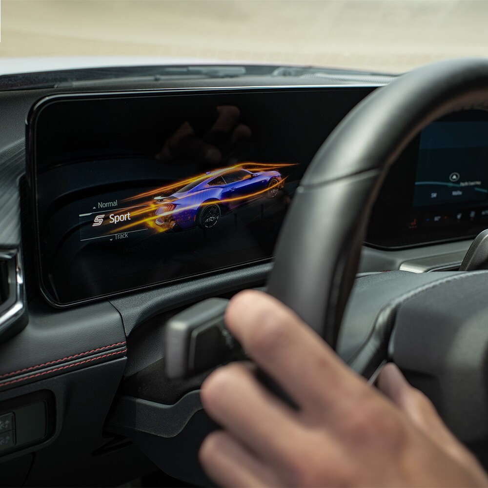Ecranul digital al modelului Ford Mustang afișând modul Sport