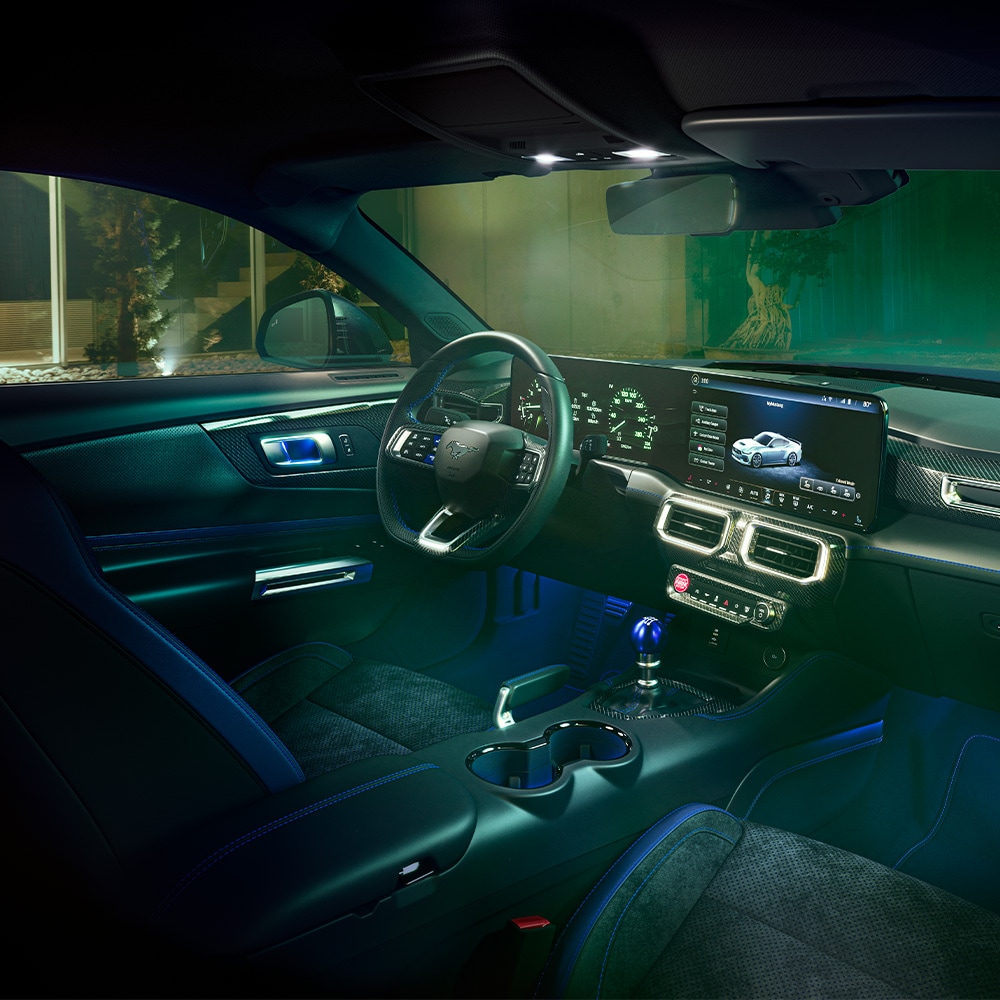 Interiorul unui model Ford Mustang Dark Horse