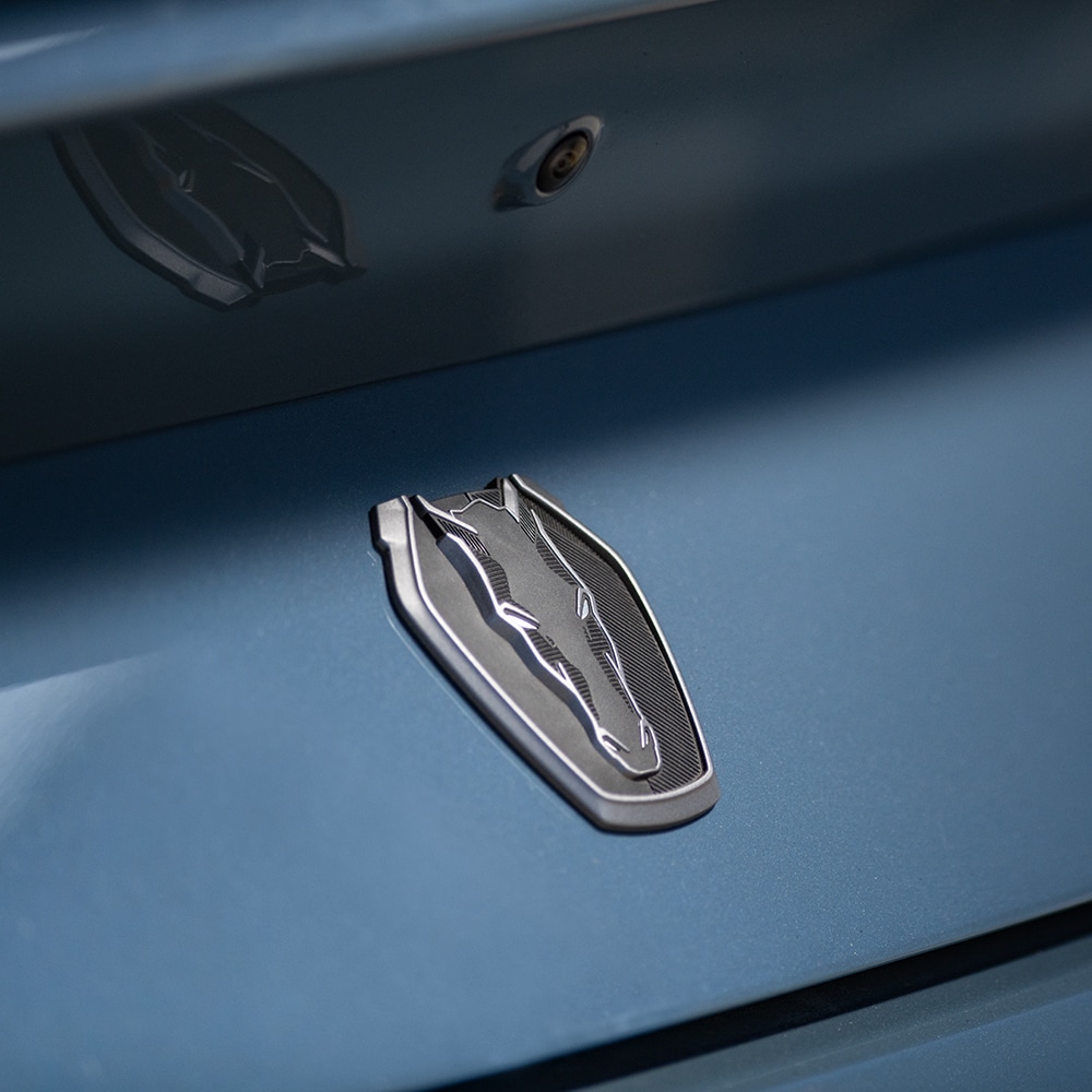 Emblema modelului Ford Mustang Dark Horse