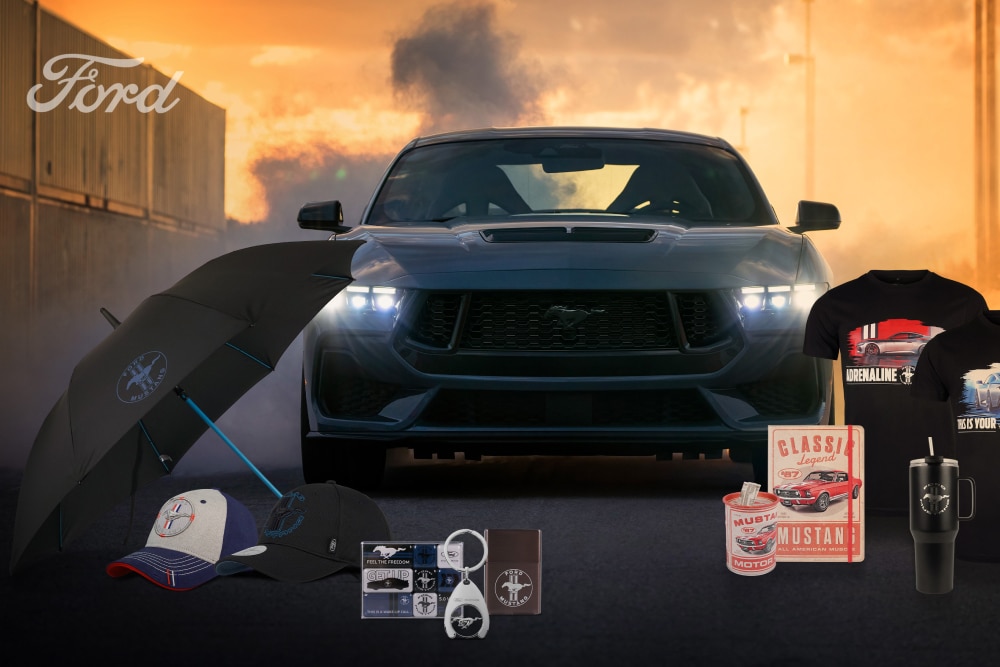 Colecția Ford Mustang cu un Mustang  și articole promoționale Mustang, inclusiv o umbrelă, șepci, căni și tricouri. 