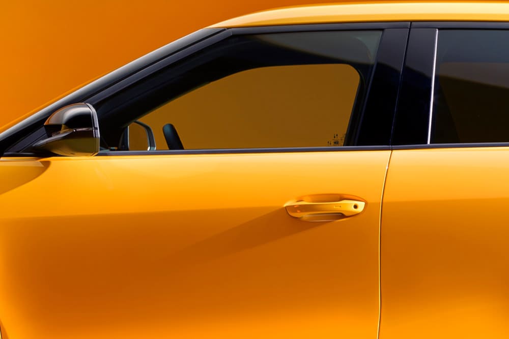 Vedere laterală a unei uși față - Ford Capri® galben.