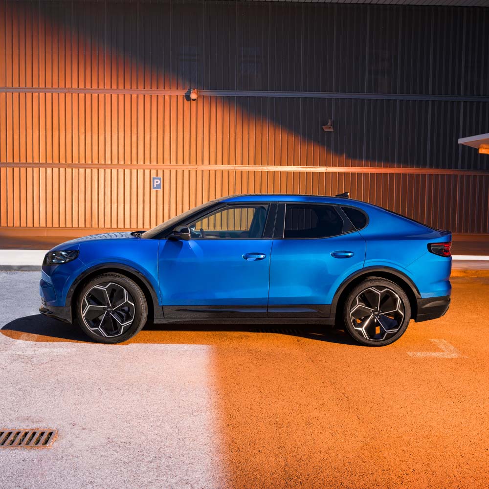 Vedere laterală a unui model Ford Capri albastru. Evaluarea de 5 stele Euro NCAP 2024 ca urmare a promovării testelor de siguranță este afișată în colțul din dreapta sus.