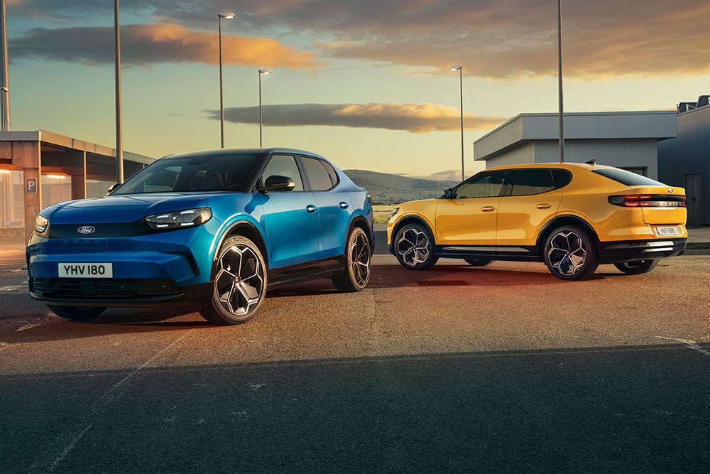 Ford Capri® albastru și un Ford Capri® parcate împreună pe o stradă.