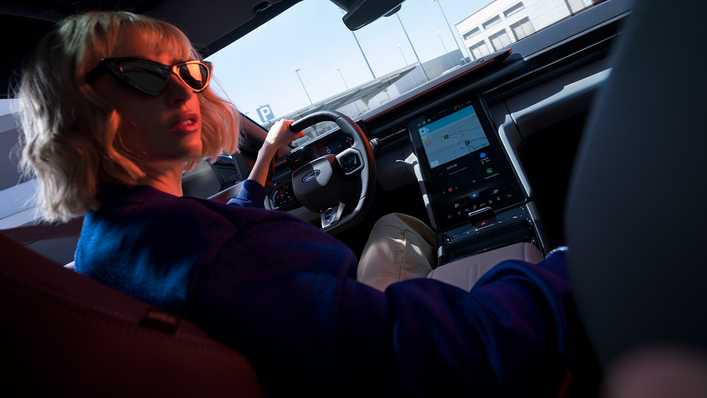 Noul Ford Capri® cu vedere spre volan, bord și ecranul tactil mare SYNC® Move.
