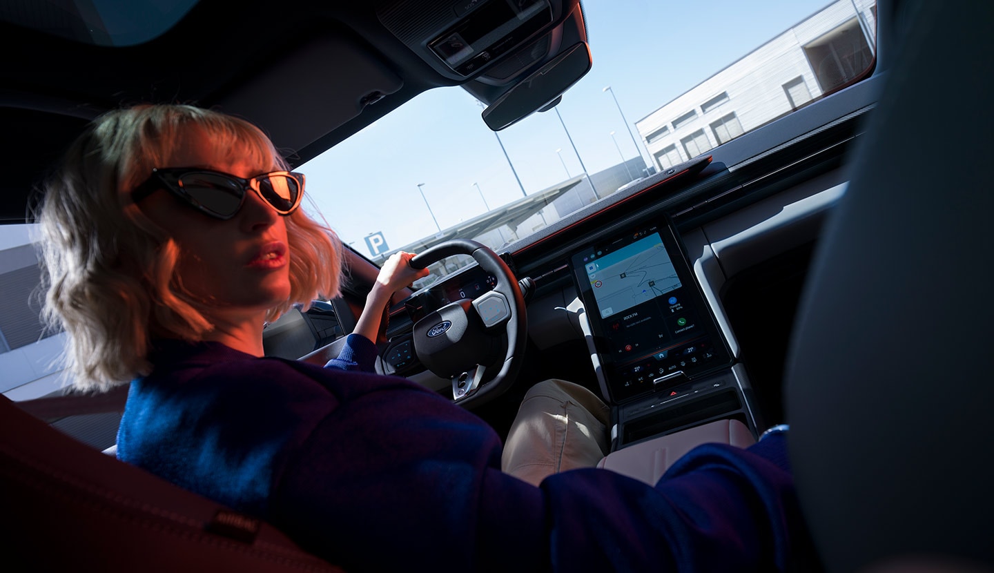 Noul Ford Capri® cu vedere spre volan, bord și ecranul tactil mare SYNC® Move.
