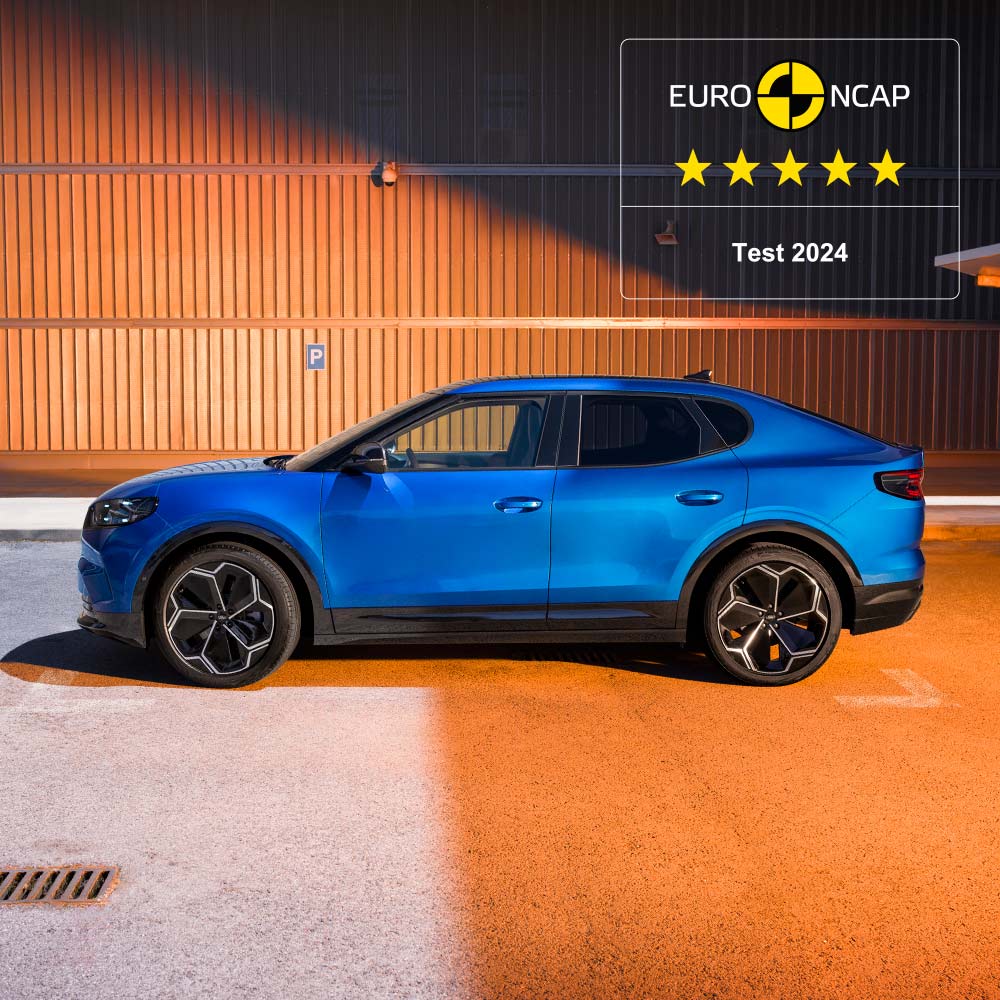 Vedere laterală a unui model Ford Capri albastru. Evaluarea de 5 stele Euro NCAP 2024 ca urmare a promovării testelor de siguranță este afișată în colțul din dreapta sus.