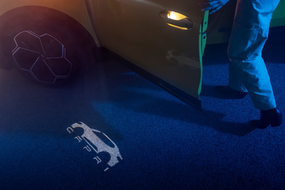 Luminile  Ford Capri® electric  de întâmpinare care proiectează sigla Capri pe sol.