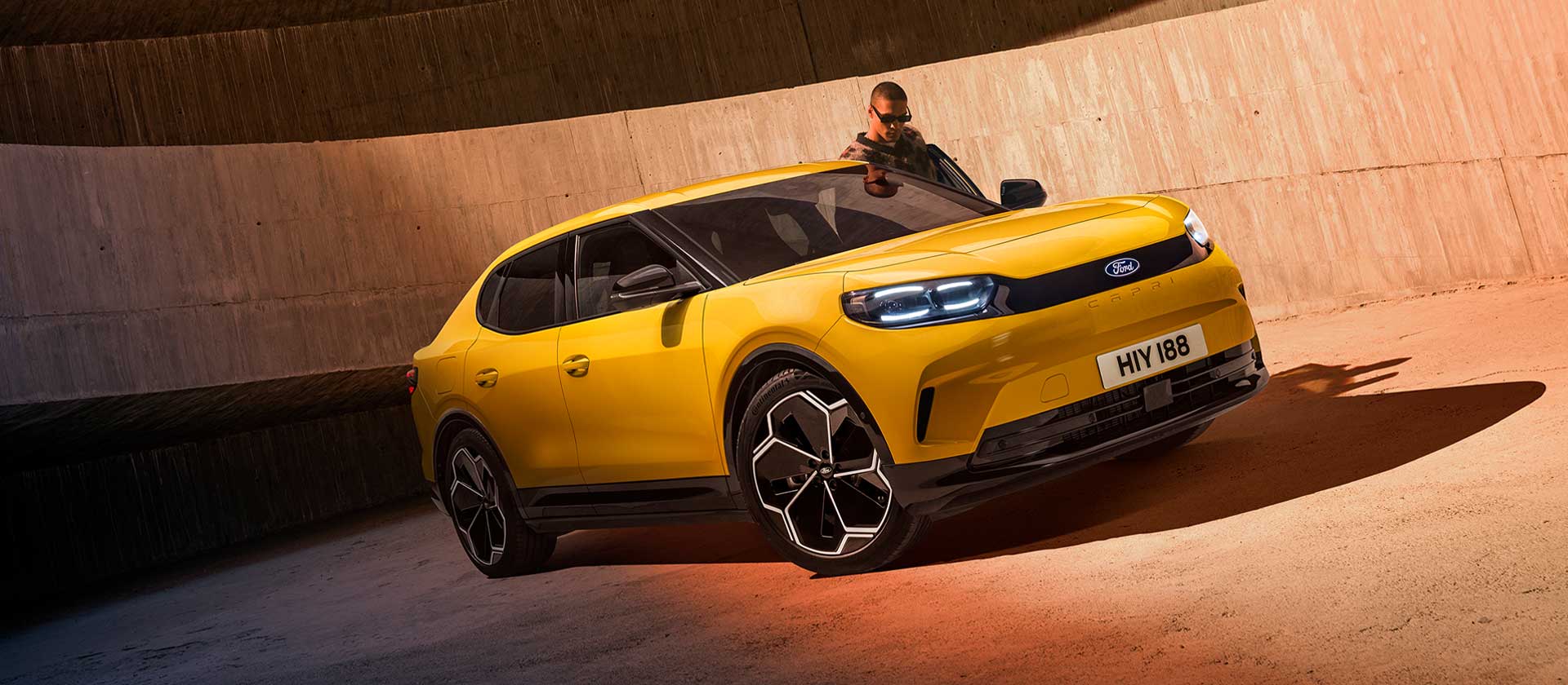 Un nou SUV electric Ford Capri® galben parcat într-o parcare.
