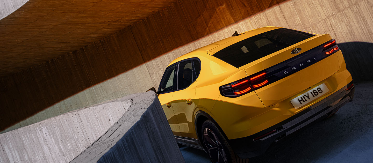 Vedere din spate a designului noului Ford Capri® și a stopurilor distinctive inspirate de modelul original Capri.