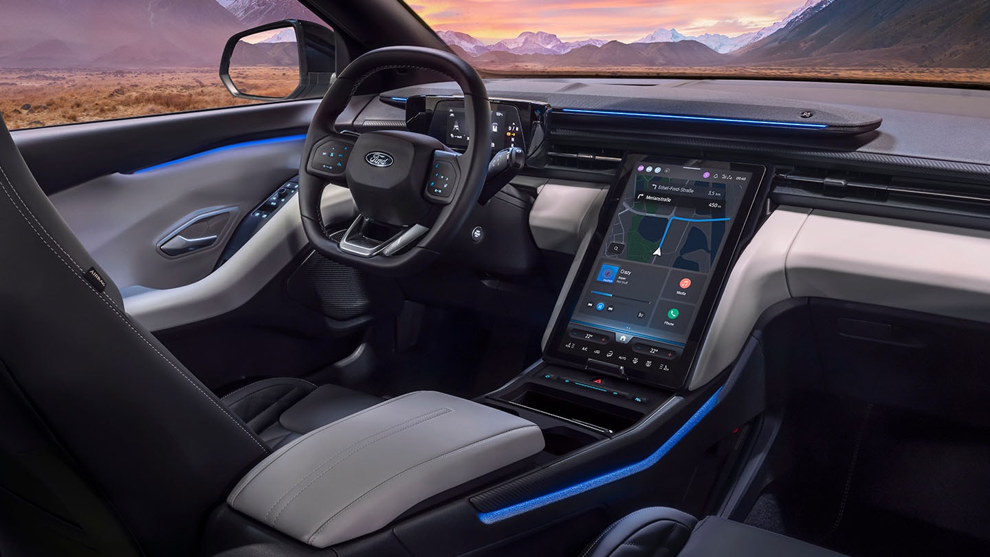 Interiorul noului Ford Explorer® complet electric cu iluminare ambientală albastră.