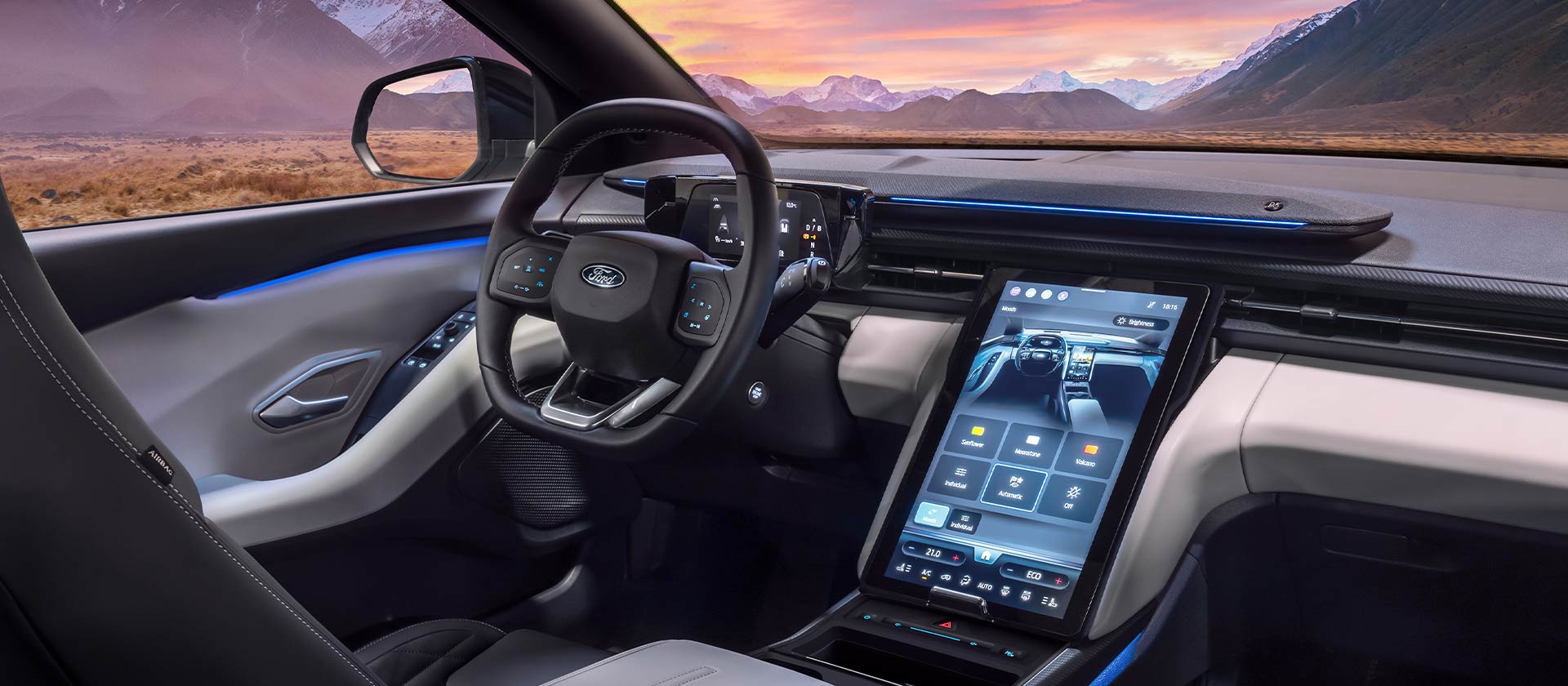 Interiorul noului Ford Explorer® complet electric cu iluminare ambientală albastră.