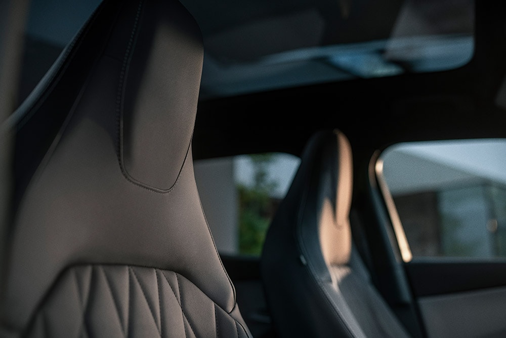 Ford Explorer electric cu scaune Sensico de culoare neagră