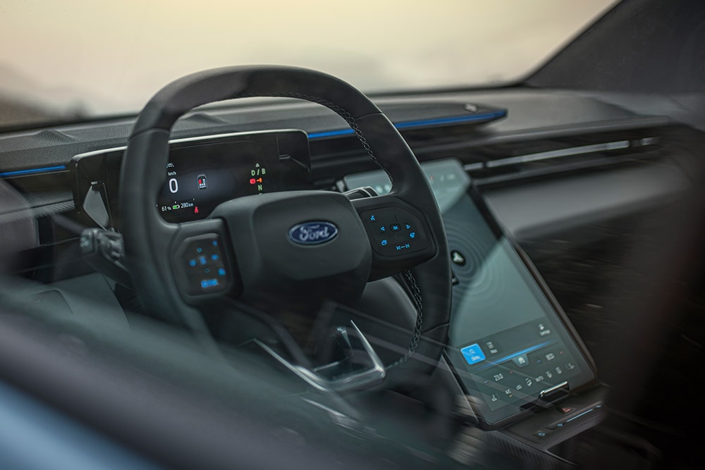 Ford Explorer electric cu volan încălzit