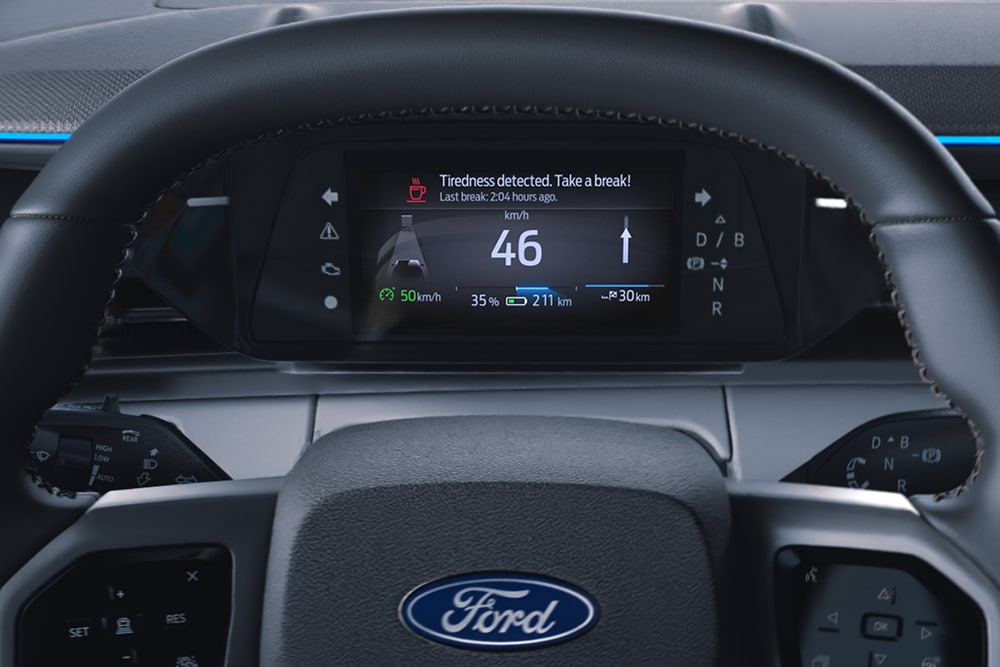Prim-plan al bordului Ford Capri® cu avertizarea șoferului care arată când este timpul să te odihnești.