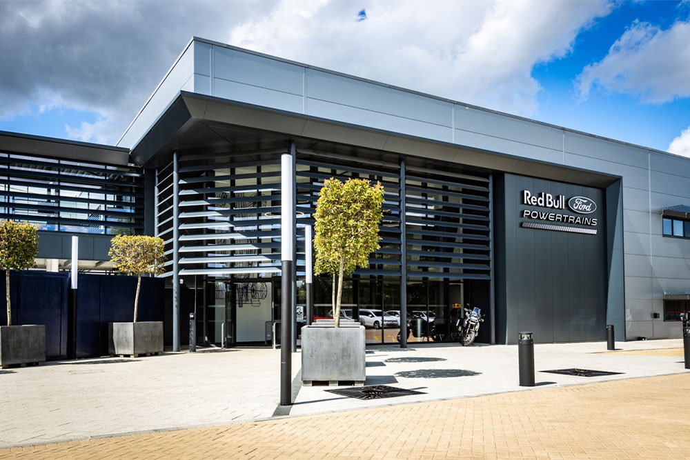 Sediul Red Bull Ford Powertrains HQ – o clădire modernă cu sigla companiei afișată în exterior