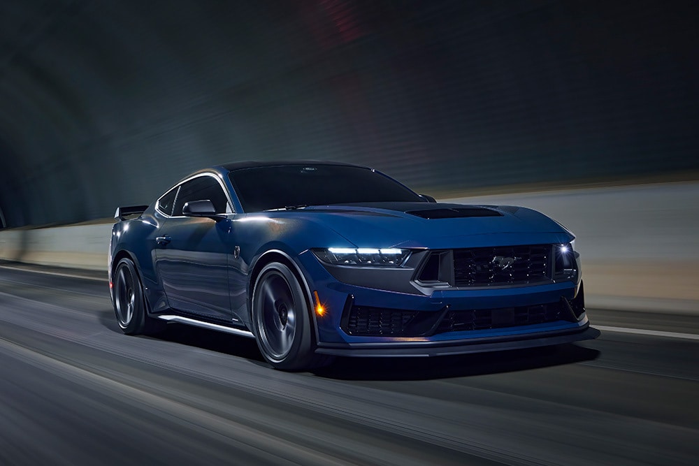 O mașină sport Vapour Blue Ford Mustang care trece printr-un tunel.