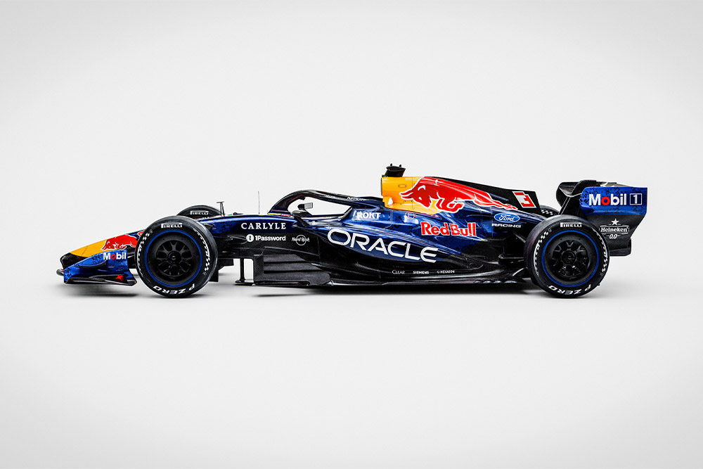 O mașină de curse elegantă Red Bull Ford Formula 1 pe un fundal alb curat, cu siglele sponsorilor Ford și Red Bull.