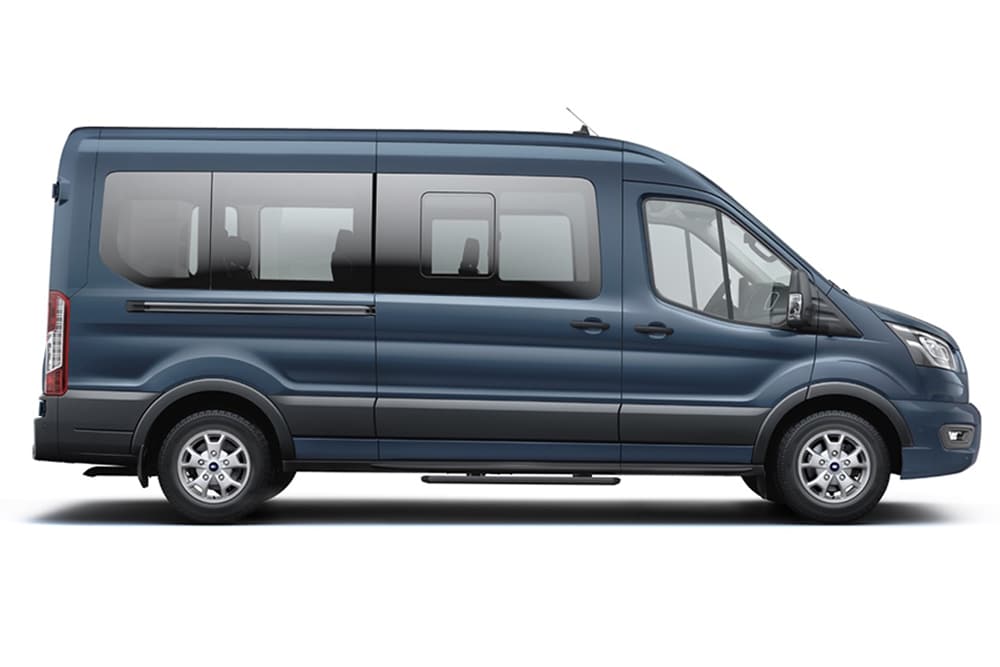 Un Ford Transit Minibus albastru, parte a gamei Ford de MPV-uri și vehicule pentru transport persoane.