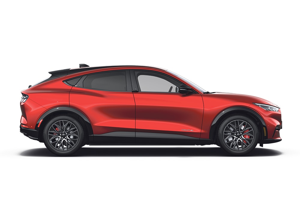 Un Ford Mustang Mach-E roșu, parte a gamei de mașini de performanță Ford.