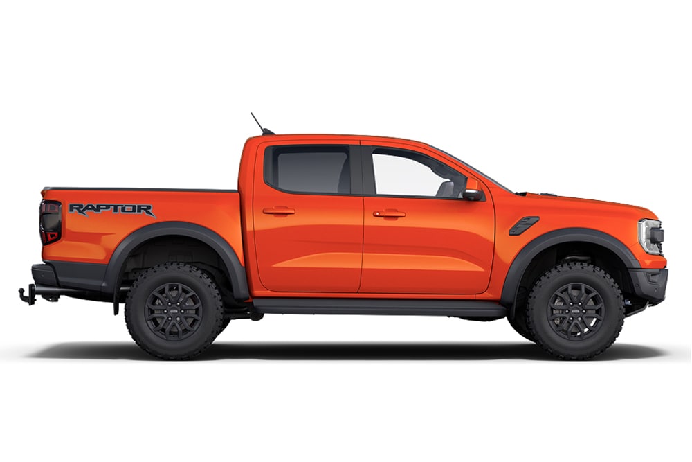 Un Ford Ranger Raptor 4x4 portocaliu, parte a gamei de mașini de performanță Ford.