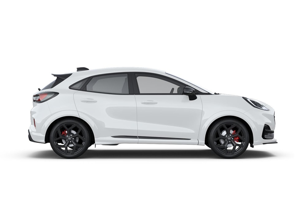 Un Puma ST alb din gama de mașini mici Ford.