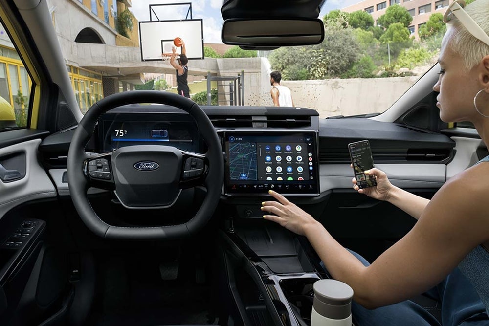 Interiorul mașinii mici Ford Puma Gen-E, prezentând comenzile de pe ecranul tactil.