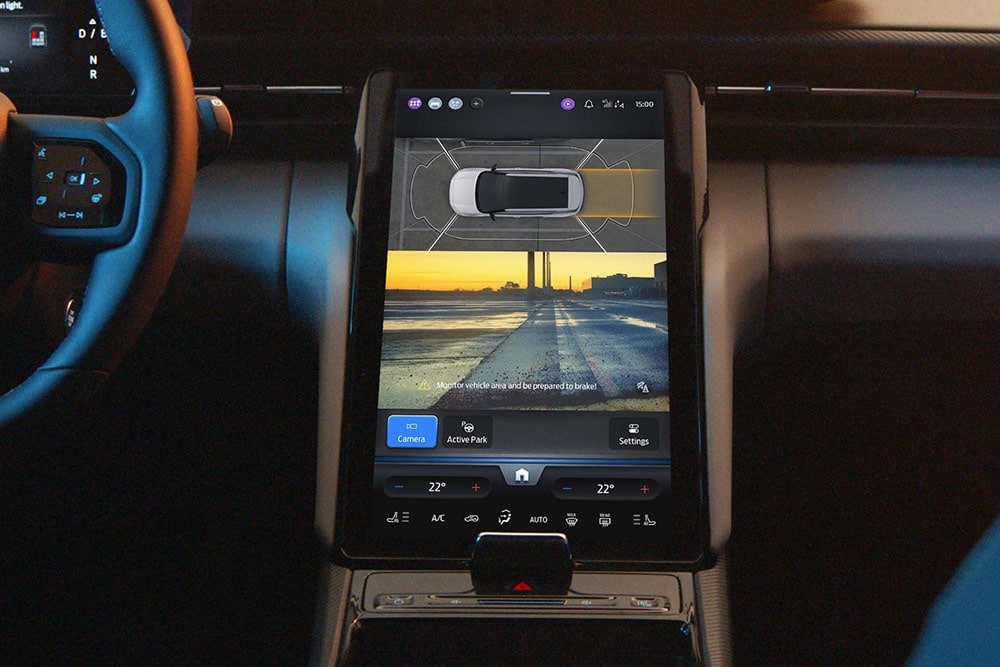 Prim-plan al unui ecran tactil digital dintr-un SUV Ford, care prezintă sistemul Active Park Assist în funcțiune.