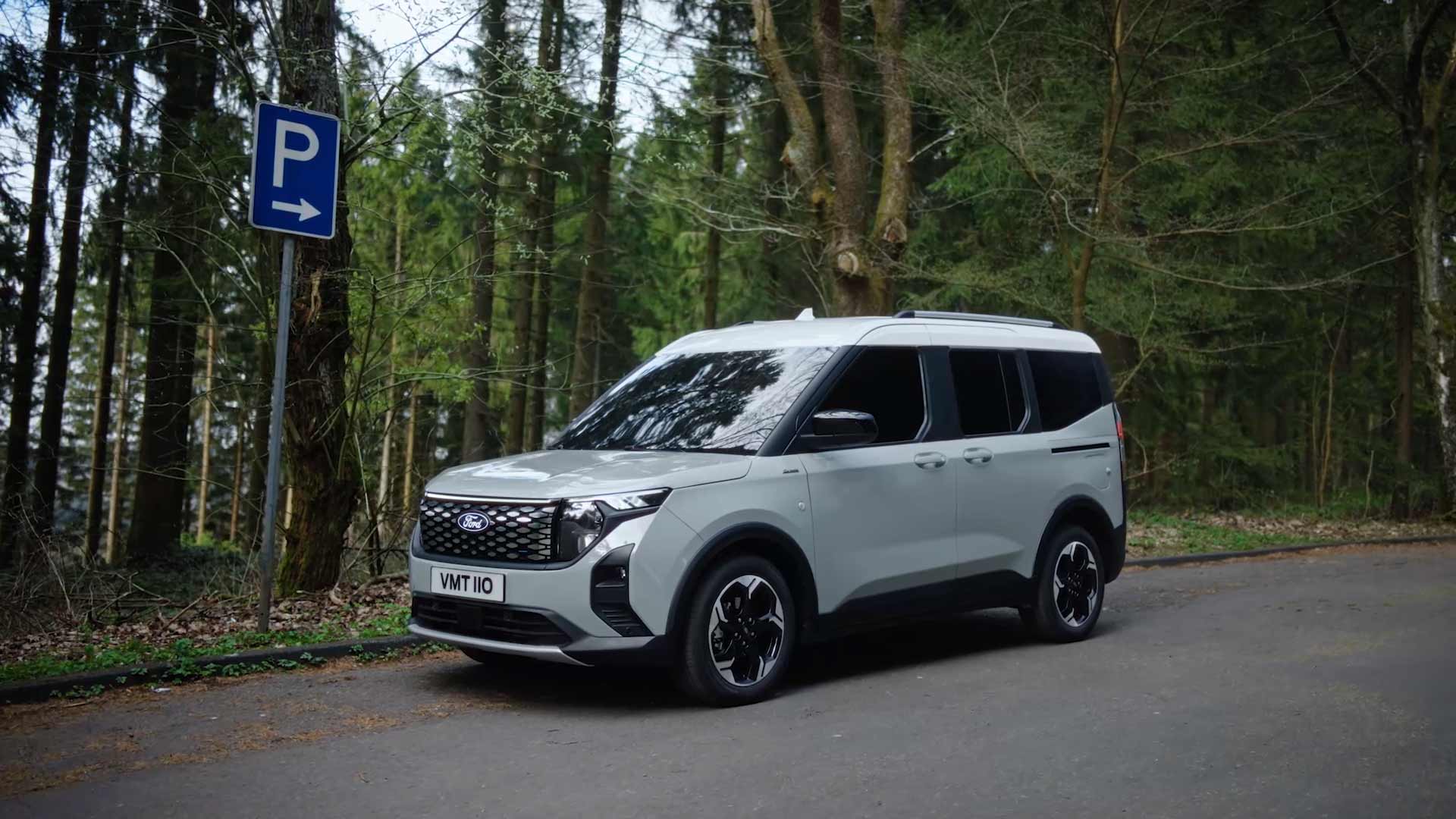 Ford E Tourneo Courier Active  în pădure