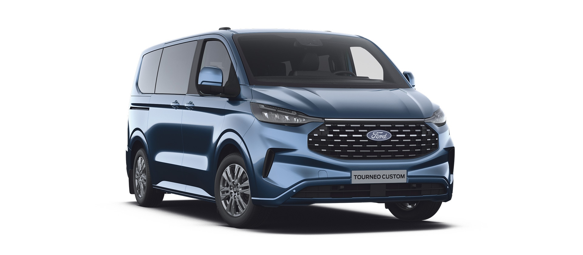 3/4 din fața unui Ford Tourneo Titanium albastru pe un fundal alb.