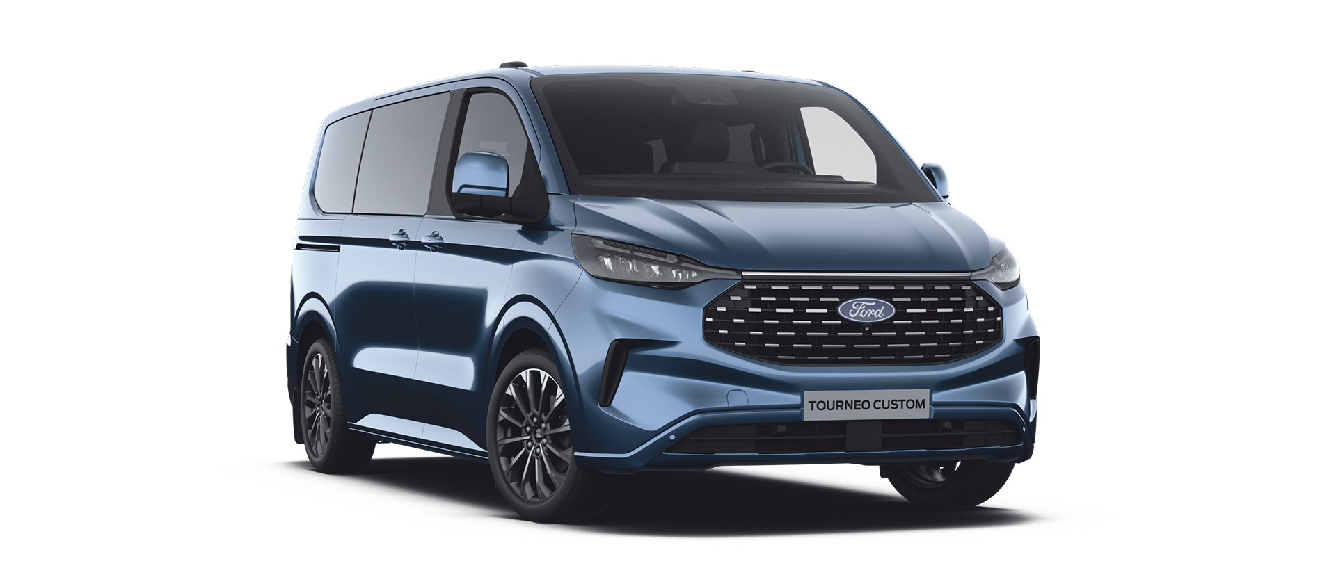 3/4 din fața unui Ford Tourneo Titanium X albastru pe un fundal alb.