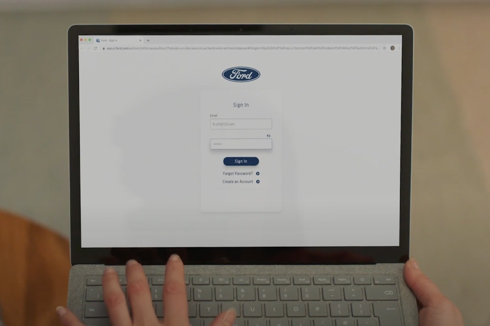 Ecranul unui computer care afișează formularul de conectare pentru contul Ford